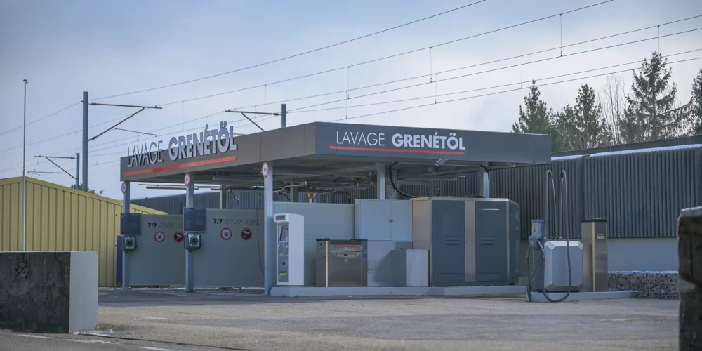 Rendez à votre voiture son éclat d'origine avec la station de lavage dernier cri de Garage Grenétöl. Notre technologie de pointe assure un nettoyage complet et efficace, préservant la brillance de votre véhicule. Simplifiez votre routine d'entretien automobile et offrez à votre voiture le traitement qu'elle mérite. Visitez-nous dès aujourd'hui pour une expérience de lavage exceptionnelle.