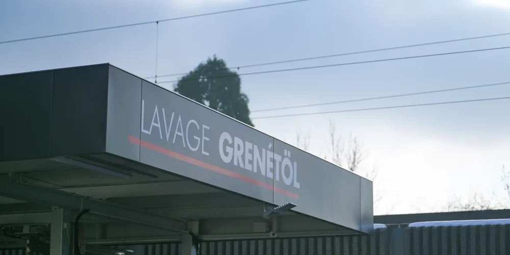 Rendez à votre voiture son éclat d'origine avec la station de lavage dernier cri de Garage Grenétöl. Notre technologie de pointe assure un nettoyage complet et efficace, préservant la brillance de votre véhicule. Simplifiez votre routine d'entretien automobile et offrez à votre voiture le traitement qu'elle mérite. Visitez-nous dès aujourd'hui pour une expérience de lavage exceptionnelle.